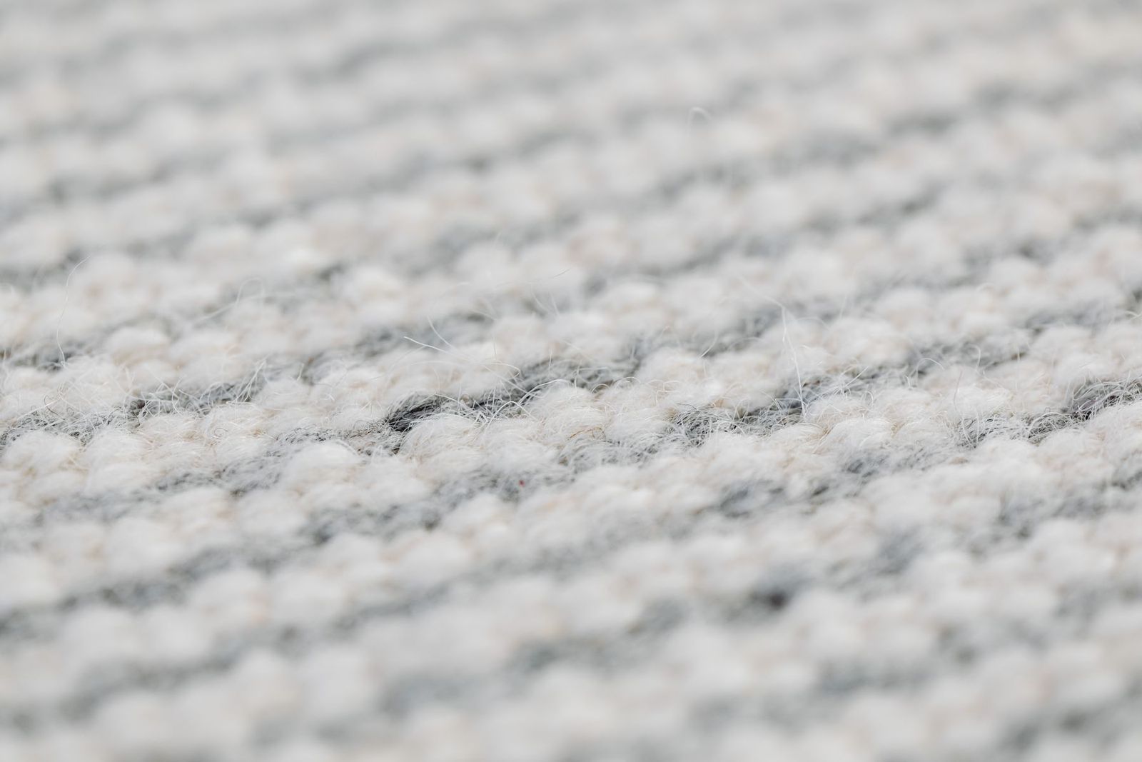 Grauer handgefertigter Wollteppich, Bindung im Detail